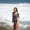 Natalia Proza posant à Zuma Beach, à Malibu, le 6 août 2013 pour 138 Water