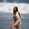 Natalia Proza posant à Zuma Beach, à Malibu, le 6 août 2013 pour 138 Water