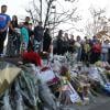 Des fans sont venus rendre hommage à Paul Walker sur le lieu de l'accident qui lui a coûté la vie le 30 novembre 2013 à l'âge de 40 ans, à Santa Clarita, le 1er décembre 2013.
