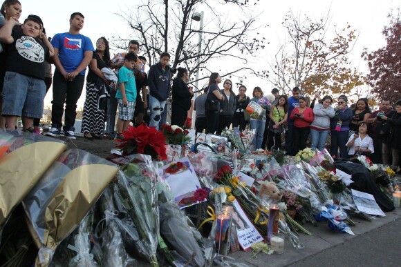 Des fans sont venus rendre hommage à Paul Walker sur le lieu de l'accident qui lui a coûté la vie le 30 novembre 2013 à l'âge de 40 ans, à Santa Clarita, le 1er décembre 2013.