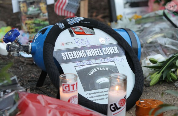 Des fans sont venus rendre hommage à Paul Walker sur le lieu de l'accident qui lui a coûté la vie le 30 novembre 2013 à l'âge de 40 ans, à Santa Clarita, le 1er décembre 2013.