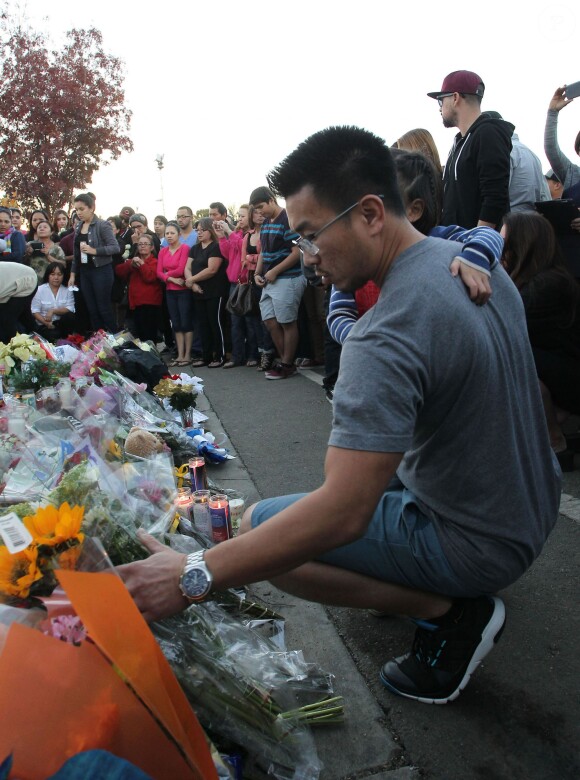 Des fans sont venus rendre hommage à Paul Walker sur le lieu de l'accident qui lui a coûté la vie le 30 novembre 2013 à l'âge de 40 ans, à Santa Clarita, le 1er décembre 2013.
