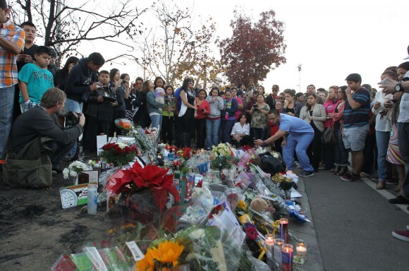 Des fans sont venus rendre hommage à Paul Walker sur le lieu de l'accident qui lui a coûté la vie le 30 novembre 2013 à l'âge de 40 ans, à Santa Clarita, le 1er décembre 2013.