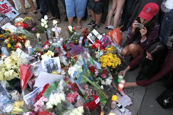 Des fans sont venus rendre hommage à Paul Walker sur le lieu de l'accident qui lui a coûté la vie le 30 novembre 2013 à l'âge de 40 ans, à Santa Clarita, le 1er décembre 2013.