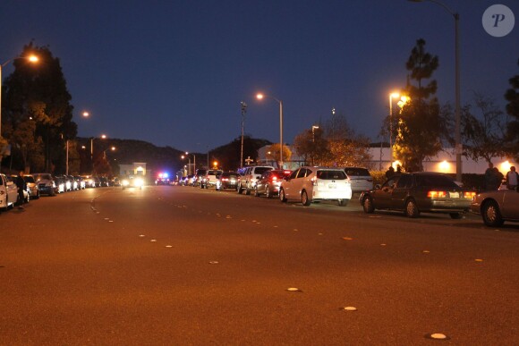 Des fans sont venus rendre hommage à Paul Walker sur le lieu de l'accident qui lui a coûté la vie le 30 novembre 2013 à l'âge de 40 ans, à Santa Clarita, le 1er décembre 2013.