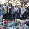 Des fans sont venus rendre hommage à Paul Walker sur le lieu de l'accident qui lui a coûté la vie le 30 novembre 2013 à l'âge de 40 ans, à Santa Clarita, le 1er décembre 2013.