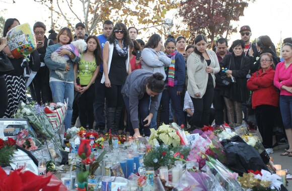 Des fans sont venus rendre hommage à Paul Walker sur le lieu de l'accident qui lui a coûté la vie le 30 novembre 2013 à l'âge de 40 ans, à Santa Clarita, le 1er décembre 2013.