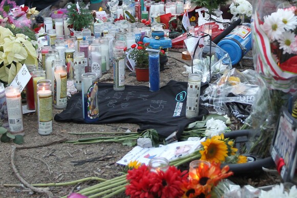 Des fans sont venus rendre hommage à Paul Walker sur le lieu de l'accident qui lui a coûté la vie le 30 novembre 2013 à l'âge de 40 ans, à Santa Clarita, le 1er décembre 2013.