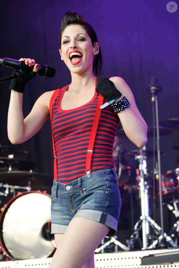 Jennifer Ayache en concert avec son groupe Superbus à Dour, le 14 juillet 2009.