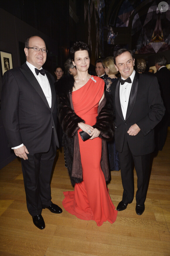 Albert de Monaco, Juliette Binoche, Stanislas De Quercize, PDG de Cartier - Vernissage de l'exposition "Cartier : Le style et l'histoire" au Grand Palais à Paris, le 2 decembre 2013.