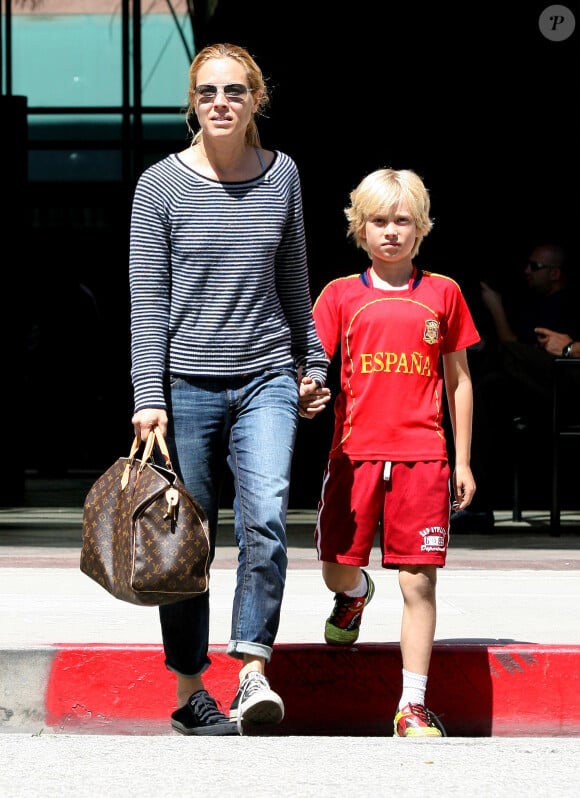 Maria Bello et son fils Jackson Blue McDermott à Beverly Hills, le 25 mai 2011.