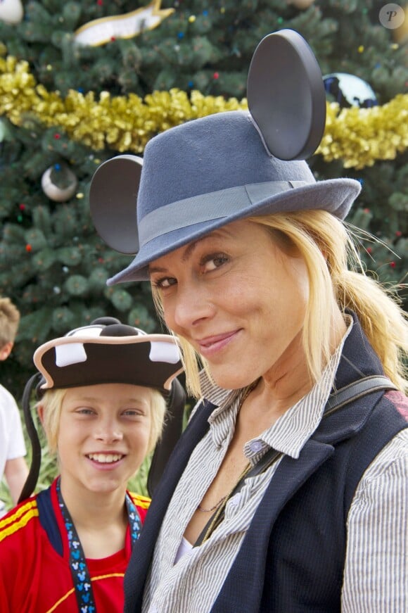 Maria Bello et son fils Jackson à Walt Disney World Resort; Lake Buena Vista, en novembre 2011.