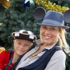 Maria Bello et son fils Jackson à Walt Disney World Resort; Lake Buena Vista, en novembre 2011.