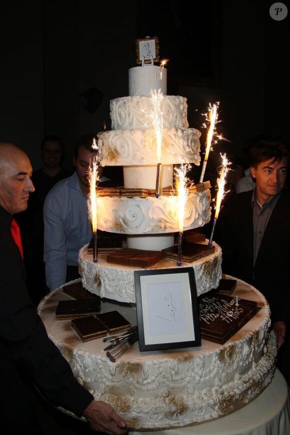Photo : Gâteau D'anniversaire pour Jean-Pierre Mocky lors de la remise du  prix Alphonse-Allais 2013 à la Société d'encouragement pour l'industrie  nationale à Paris le 2 decembre 2013 - Purepeople