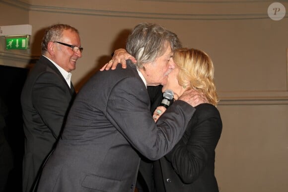 Jean-Pierre Mocky et Nicoletta lors de la remise du prix Alphonse-Allais 2013 à la Société d'encouragement pour l'industrie nationale à Paris le 2 decembre 2013