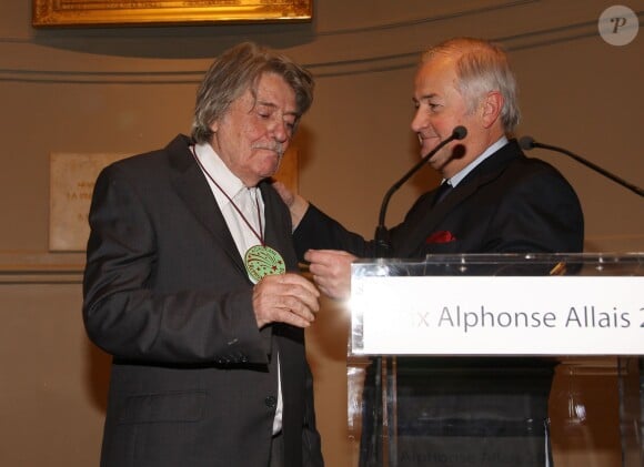 Jean-Pierre Mocky et Jacques Mailhot lors de la remise du prix Alphonse-Allais 2013 à la Société d'encouragement pour l'industrie nationale à Paris le 2 decembre 2013