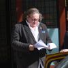 Gérard Depardieu est en train de lire le scenario du film "DSK" d'Abel Ferrara à New York, le 14 avril 2013.