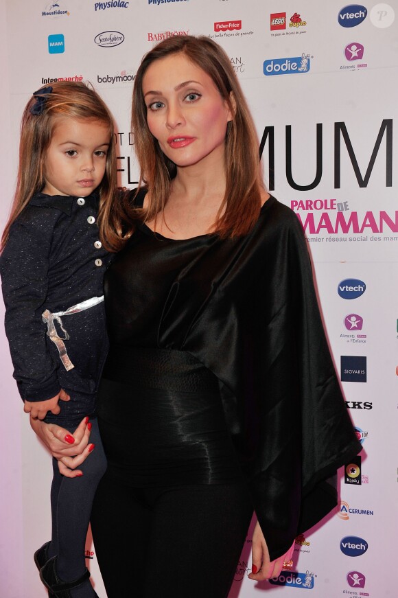 Exclusif - Isabella Orsini (enceinte de 5 mois de son deuxième enfant) et sa fille Althéa lors de la 2eme édition du "Spot des e-Fluent Mums", le salon des parents blogueurs, à l'espace Richelieu. Paris, le 4 décembre 2013.