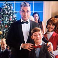 Robbie Williams et de délicieuses mères Noël dans ''Dream a Little Dream of Me''