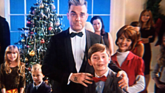 Robbie Williams et de délicieuses mères Noël dans ''Dream a Little Dream of Me''