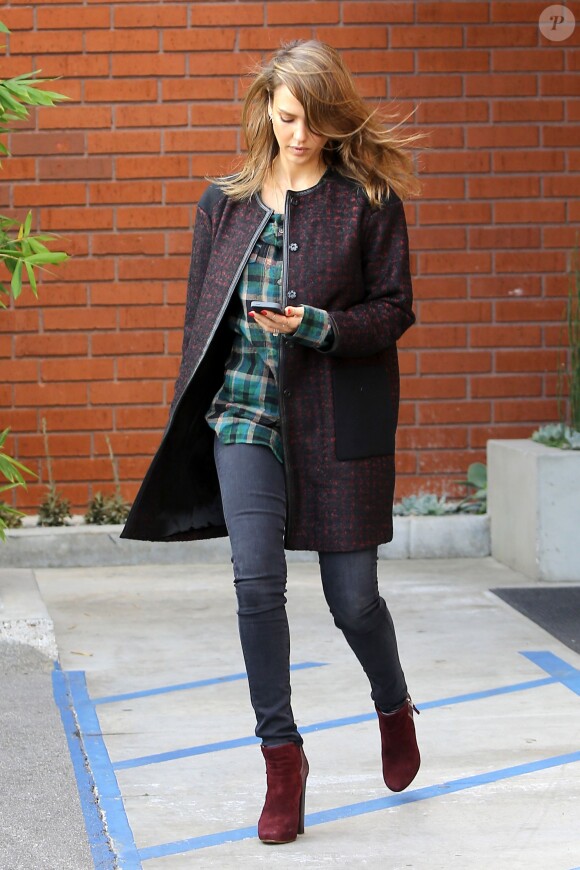 Jessica Alba, ultrastylée et chaussée de bottines B Brian Atwood (modèle Paramour), quitte les bureaux de The Honest Company à Santa Monica. Le 3 décembre 2013.