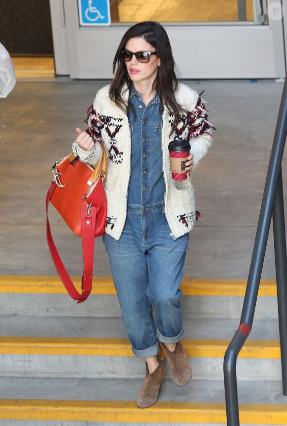 Rachel Bilson en pleine séance shopping à Beverly Hills, porte un cardigan Isabel Marant pour H&M, une combinaison en jean Zara, un sac Chloé (modèle Baylee) et des bottines Isabel Marant. Le 4 décembre 2013.