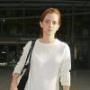 Emma Watson, surprise à l'aéroport d'Heathrow à Londres, porte un sweater blanc à zips Cut25 by Yigal Azrouël, un pantalon en cuir et des bottines 3.1 Phillip Lim (modèle Danny). Le 30 novembre 2013.