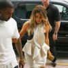 Kim Kardashian en pleine séance shopping à Miami avec Kanye West, porte une robe Givenchy (collection printemps-été 2012) sur un bustier en cuir Kiki de Montparnasse, une pochette dorée Bottega Veneta et des sandales Céline. Le 29 novembre 2013.