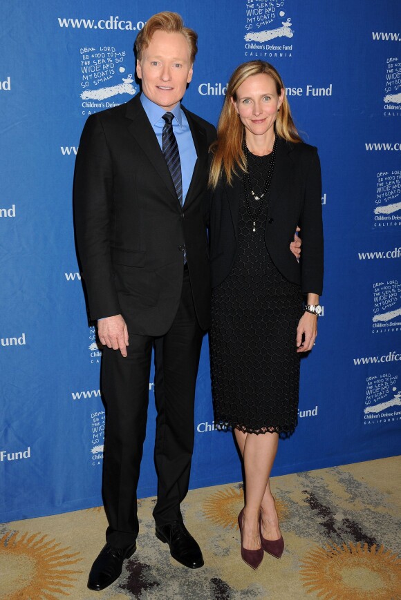 Conan O'Brien et son épouse Liza Powel assistent à la 23e cérémonie des Beat the Odds Awards, organisée par le Children's Defense Fund. Beverly Hills, Los Angeles, le 5 décembre 2013.
