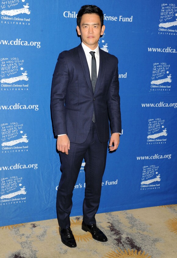 John Cho assiste à la 23e cérémonie des Beat the Odds Awards, organisée par le Children's Defense Fund. Beverly Hills, Los Angeles, le 5 décembre 2013.