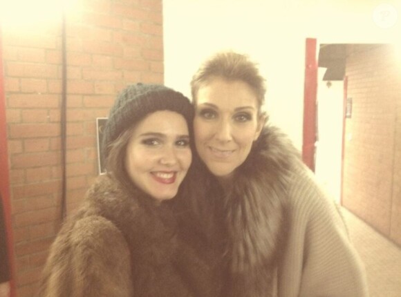 Joyce Jonathan prend la pose avec Céline Dion après le concert de la diva à Bercy, le 29 novembre 2013.