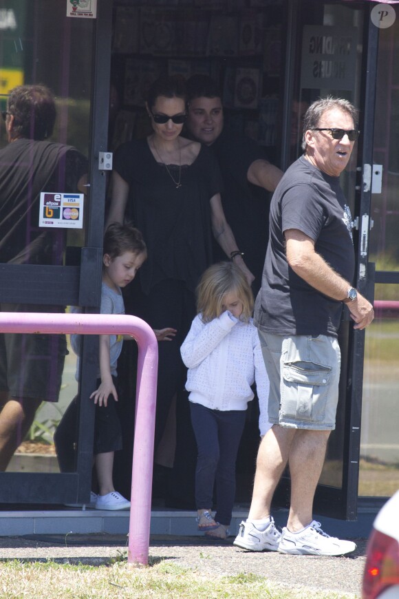Angelina Jolie est allée acheter des décorations d'Halloween avec trois de ses enfants, Pax, Vivienne et Knox  sur la Gold Coast en Australie le 27 octobre 2013