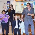 Brad Pitt et Angelina Jolie arrivant à l'aéroport de Tokyo avec 3 de leurs enfants (Pax Thien, Vivienne Marcheline et Knox Léon) Tokyo, le 27 juillet 2013