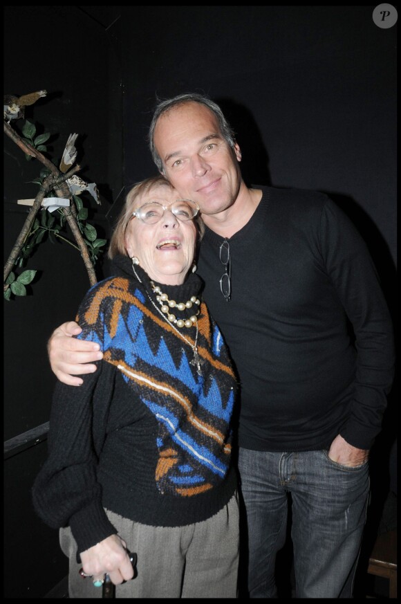 Mado Maurin, mère de Patrick Dewaere, et son ami Laurent Baffie, à Paris le 20 octobre 2008 pour la générale de la pièce Clerambard