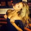 Le mannequin Nina Agdal poste, comme son chéri Max George, des photos sexy sur Instagram.