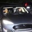 Tobey Maguire et Jennifer Mayer arrivant à la soirée privée organisée par Jennifer Aniston à Los Angeles le 8 décembre 2013
