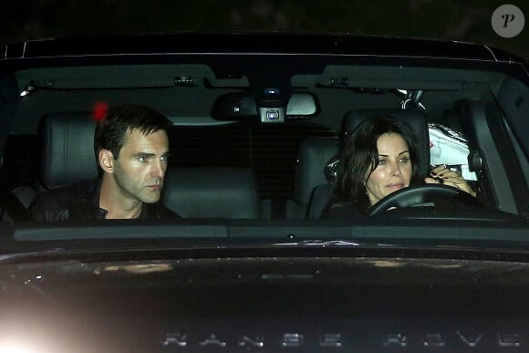 Courteney Cox et un inconnu arrivant à la soirée privée organisée par Jennifer Aniston à Los Angeles le 8 décembre 2013