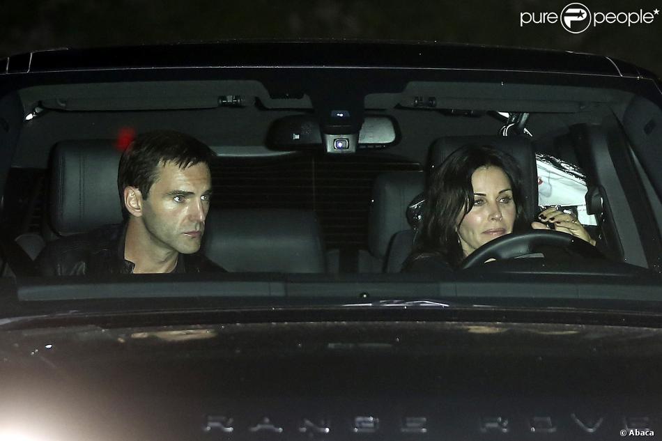 Courteney Cox et un inconnu arrivant à la soirée privée organisée par Jennifer Aniston à Los Angeles le 8 décembre 2013