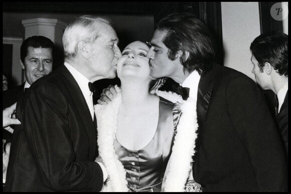 Maurice Chevalier et Omar Sharif embrassent Barbra Streisand à la première du film "Funny Girl" à Paris, le 16 janvier 1969. 
