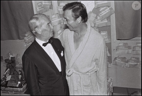 Maurice Chevalier salue Yves Montand dans sa loge de l'Olympia, en 1968.