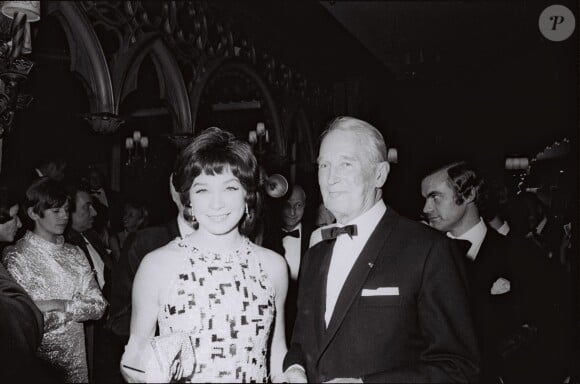 Maurice Chevalier et Shirley MacLaine pour les 20 ans du Lido à Paris, en 1966.