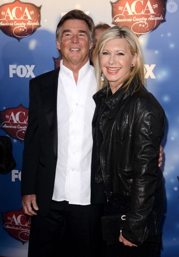 John Easterling et Olivia Newton-John - Cérémonie des American Country Awards à Las Vegas, le 10 décembre 2013.