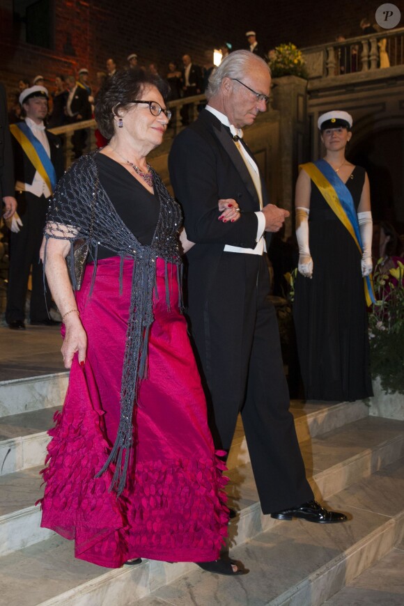 Le roi Carl XVI Gustaf de Suède avec à son bras Mira Nikomarow (épouse de François Englert, Nobel de physique) lors du banquet en l'honneur des Prix Nobel le 10 décembre 2013 à Stockholm