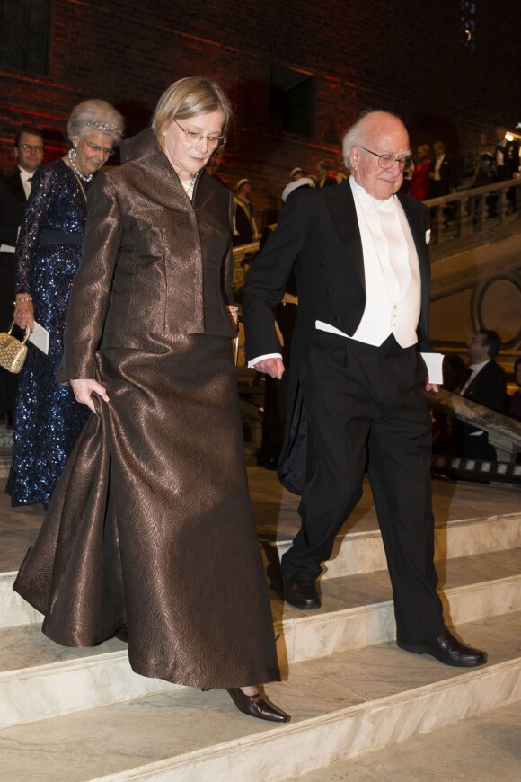 Peter W. Higgs (laureat du prix Nobel de physique) et Mme Marci Hazard Karplus au banquet organisé en l'honneur des lauréats des Nobel 2013, à l'Hôtel de Ville de Stockholm le 10 décembre 2013