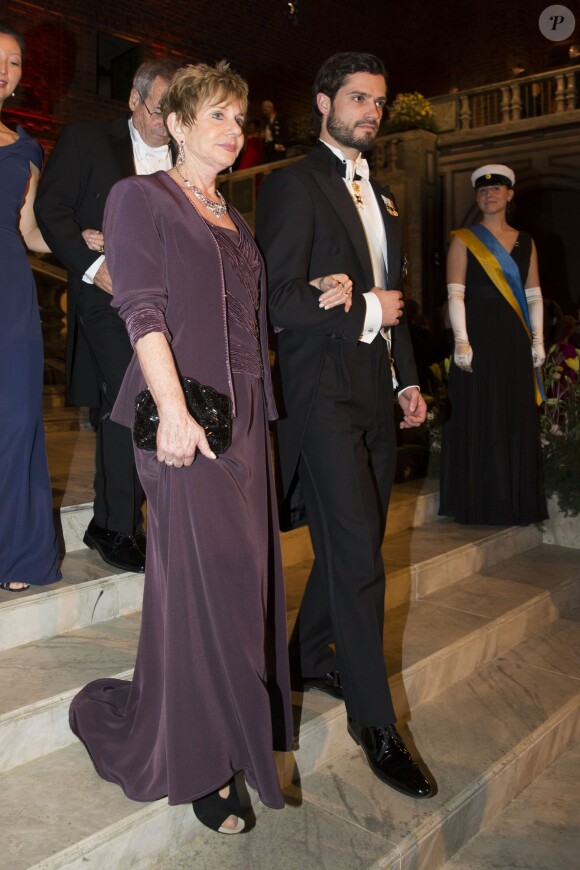 Le prince Carl Philip de Suède et Tamar Warshel, la femme de Arieh Warshel, Nobel de chimie, au banquet organisé en l'honneur des lauréats des Nobel 2013, à l'Hôtel de Ville de Stockholm le 10 décembre 2013