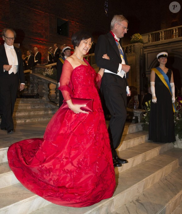 Carl Bildt (Ministre des Affaires étrangères suédois) et Grace Renjuei Tsiang au banquet organisé en l'honneur des lauréats des Nobel 2013, à l'Hôtel de Ville de Stockholm le 10 décembre 2013