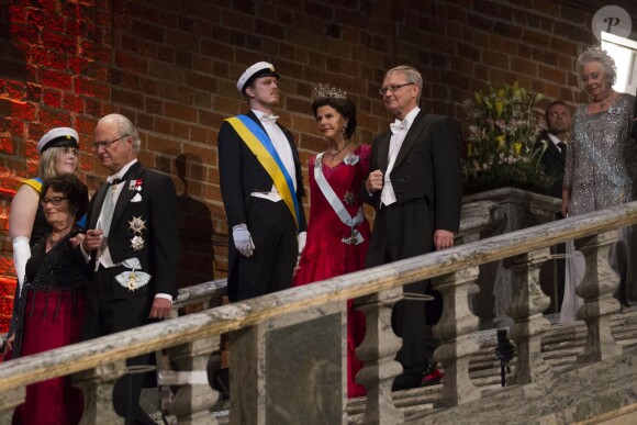 Le roi Carl XVI Gustaf de Suède et Mira Nikomarow (épouse de François Englert qui a recu le prix Nobel de physique), la reine Silvia de Suède et Carl-Henrik Heldin, président du conseil de la Fondation Nobel, au banquet organisé en l'honneur des lauréats des Nobel 2013, à l'Hôtel de Ville de Stockholm le 10 décembre 2013