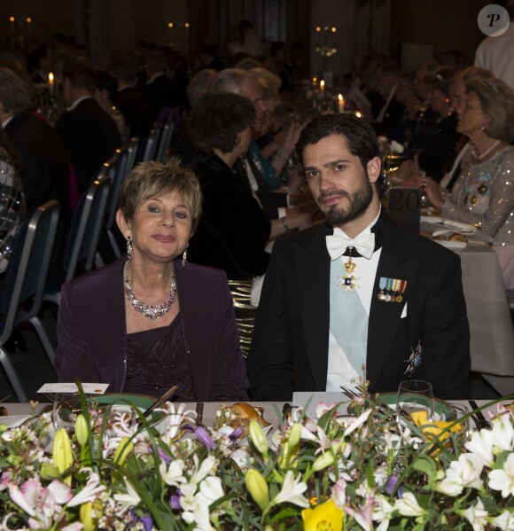 Le prince Carl Philip de Suède et Tamar Warshel, épouse d'Arieh Warshel (Nobel de Chimie) au banquet organisé en l'honneur des lauréats des Nobel 2013, à l'Hôtel de Ville de Stockholm le 10 décembre 2013