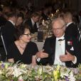 Le roi Carl Gustav de Suède et Mira Nikomarow au cours du banquet organisé en l'honneur des lauréats des Nobel 2013, à l'Hôtel de Ville de Stockholm le 10 décembre 2013