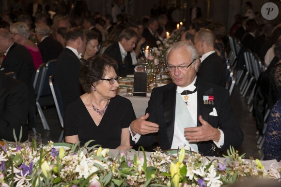 Le roi Carl Gustav de Suède et Mira Nikomarow au cours du banquet organisé en l'honneur des lauréats des Nobel 2013, à l'Hôtel de Ville de Stockholm le 10 décembre 2013